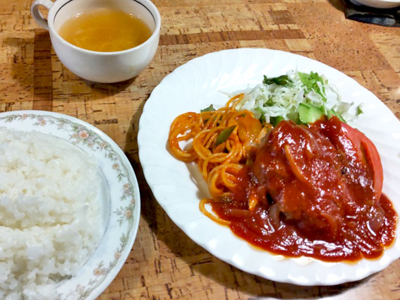 お店での会食。メニューはハンバーグセット。