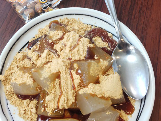 茶話会。お茶請けはわらび餅。